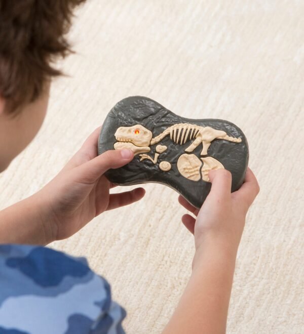 Jurassic Adventures RC Velociraptor - Image 2